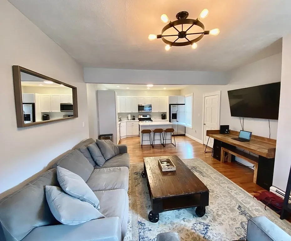 3 bed, 1131 sqft, $4,200 — Photo 1