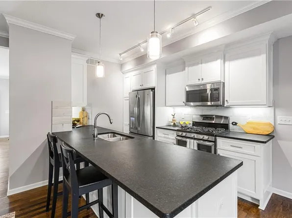 4450 Summit St, Kansas City, MO 64111
