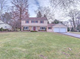 2 McIntosh Ln, Manalapan, NJ 07726