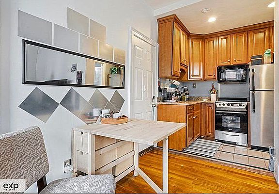 2nd image of 227 E 62nd St Floor 3