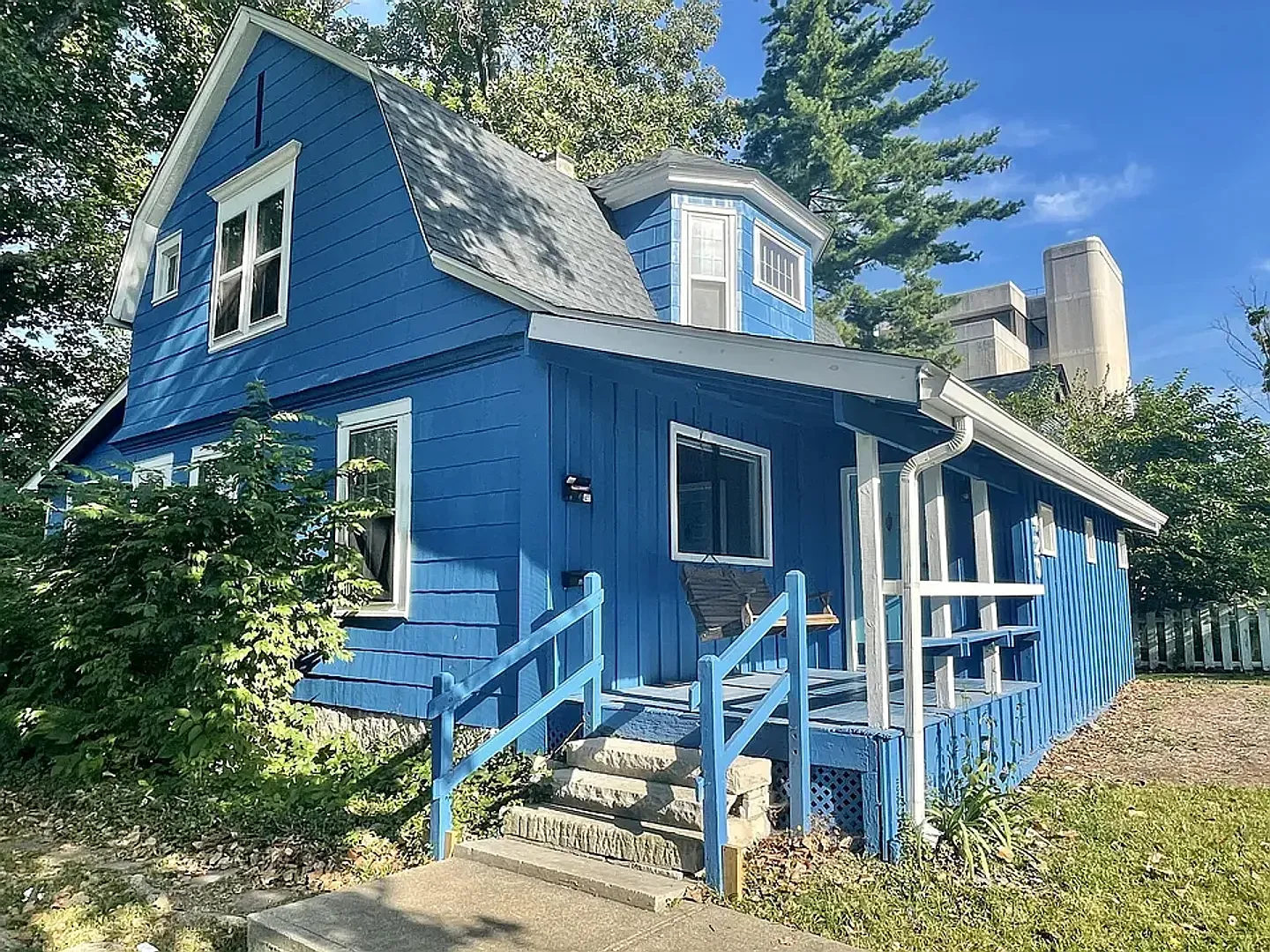 420 S Woodlawn AVE — Photo 1