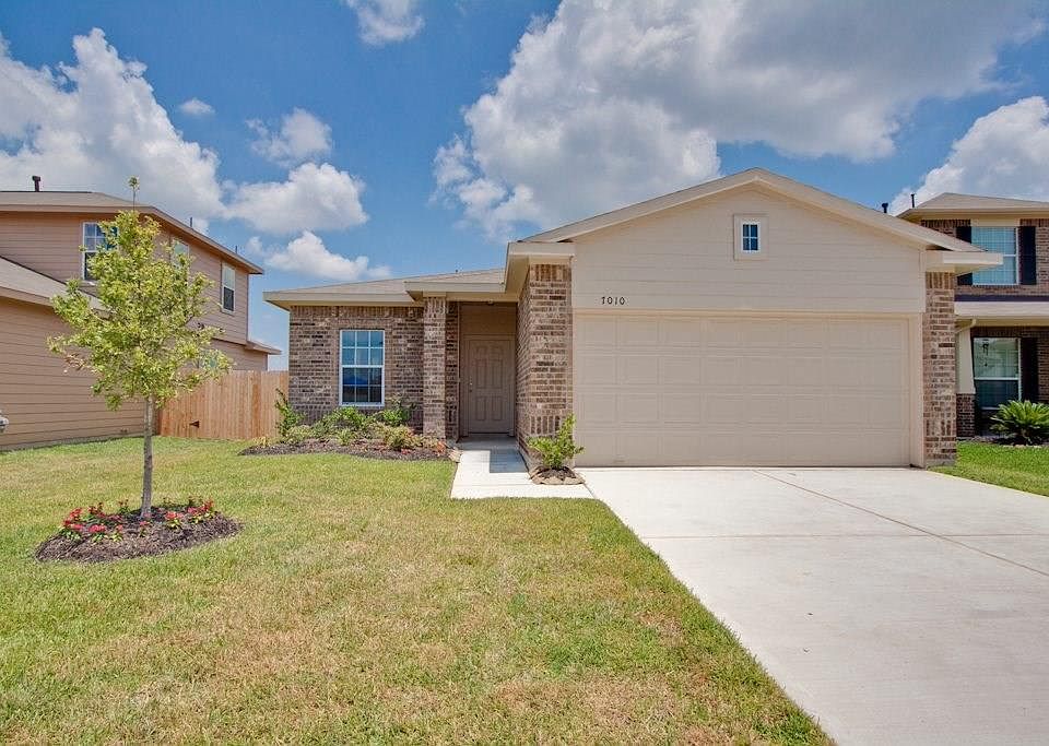 1st image of 2402 Emerald Ln