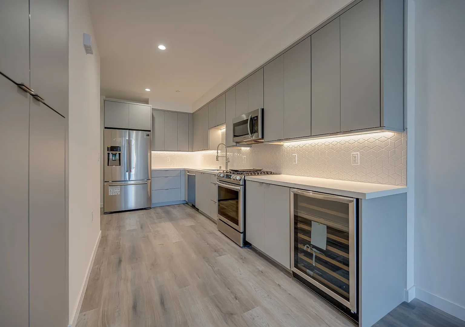 5122 Maplewood - Luxury Apartments — Photo 2