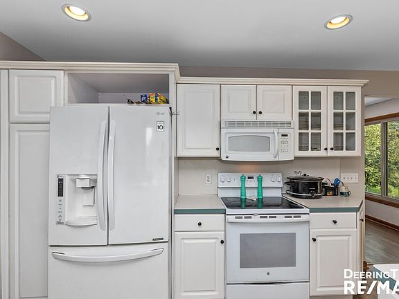 2nd image of 696 Ridgefield Ct