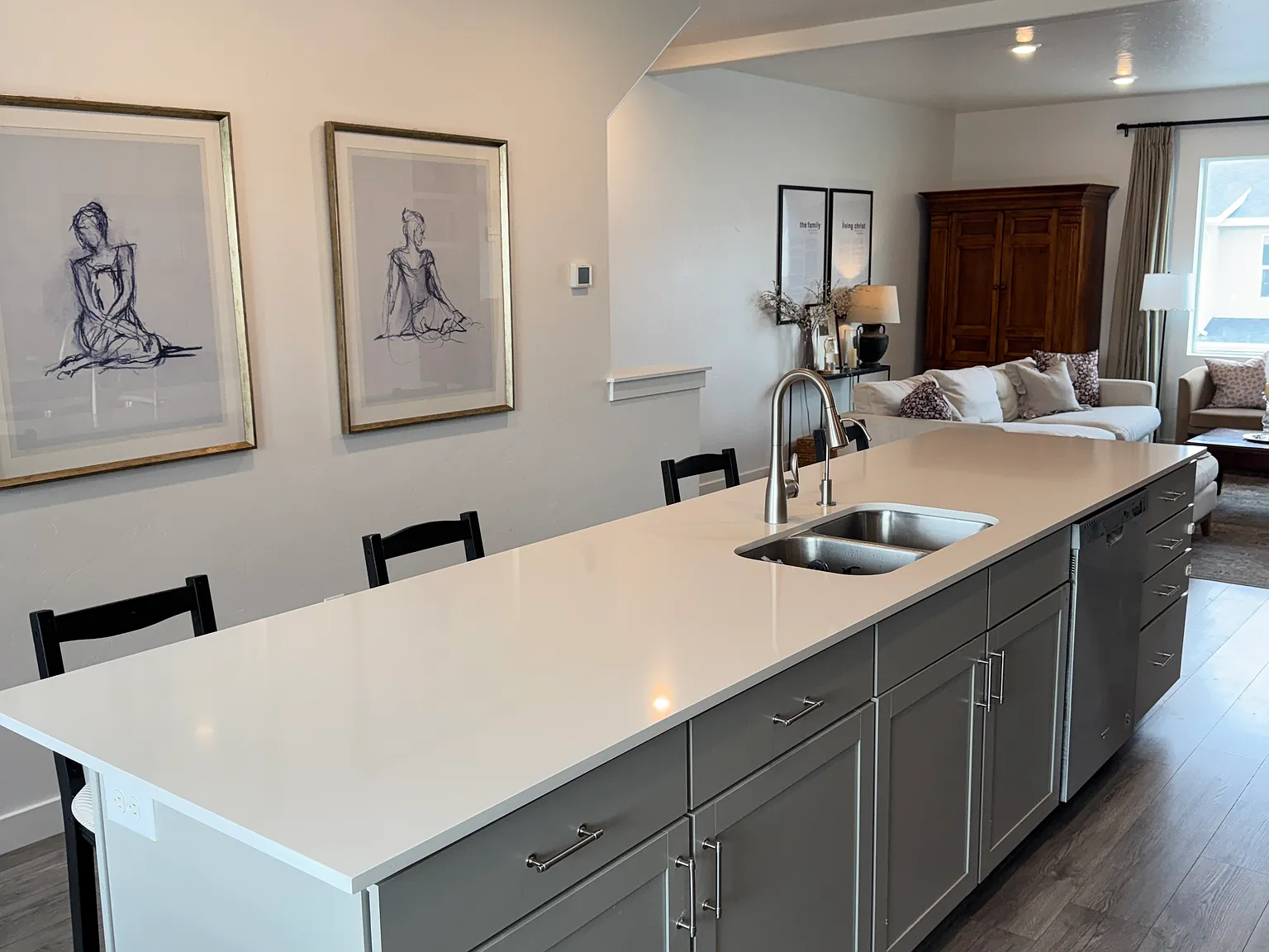 4 bed, 2019 sqft, $2,400 — Photo 1