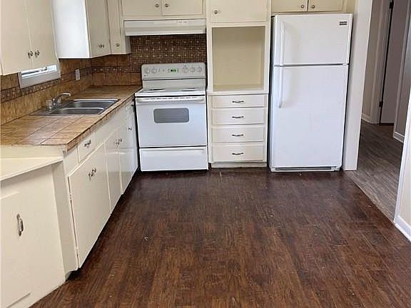 5th image of 452 W Pearl St