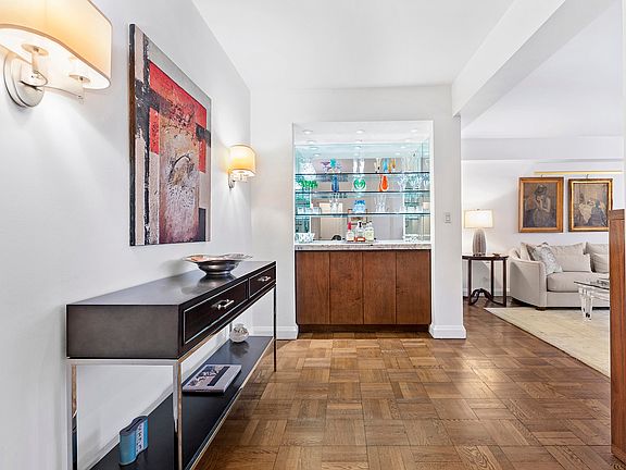 5th image of 165 E 72nd St APT 6D