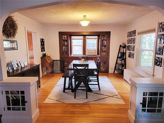 3rd image of 615 W 1st St