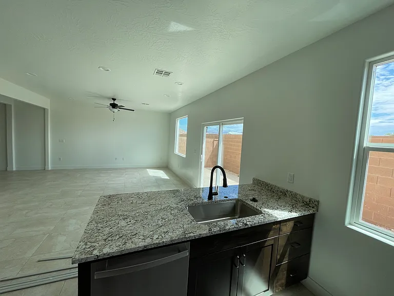 322 N 2480 W — Photo 2