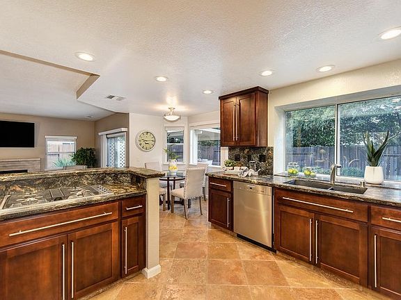 4th image of 402 S Lexington Dr