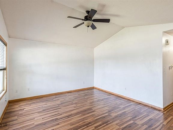 4th image of 525 SE 9th St