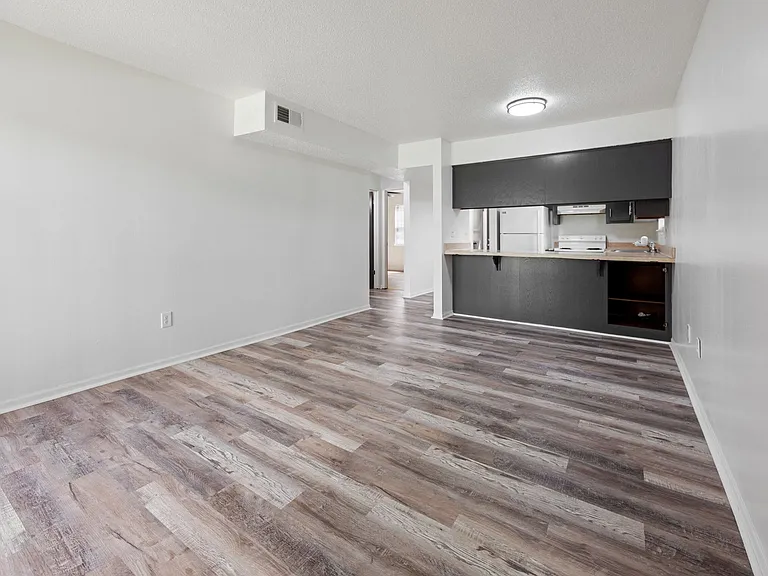 7009 N Chas Dr — Photo 4
