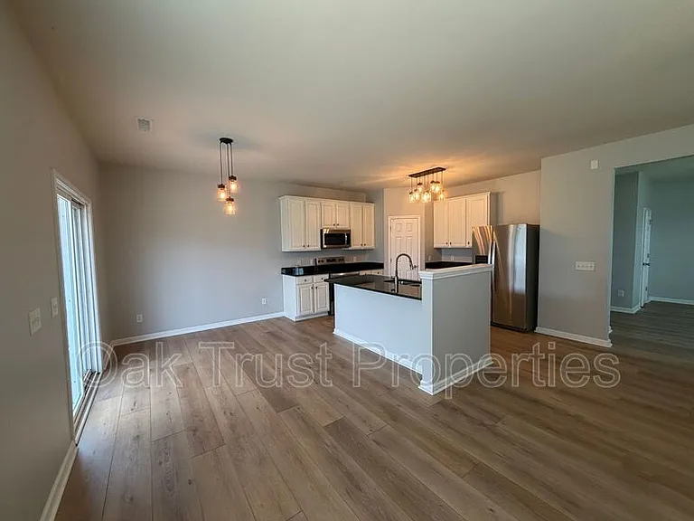 701 Greymohr Ln — Photo 6