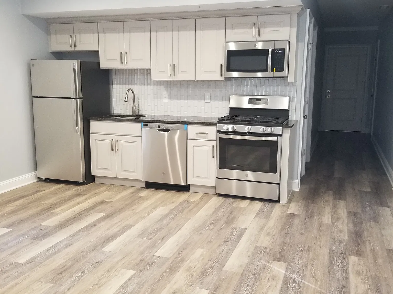 2 bed, 1000 sqft, $2,699 — Photo 2
