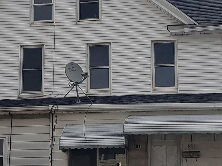 887 Peace St — Photo 2