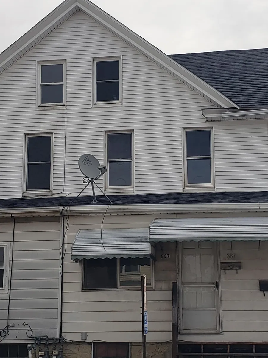 Building Photo - 887 Peace St
