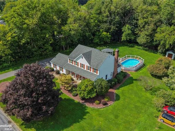 204 Fence Row Dr, Nazareth, PA 18064