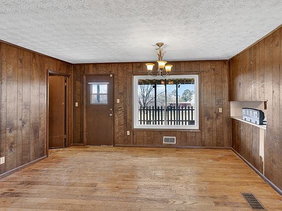 4th image of 2324 Wilson Rd NW