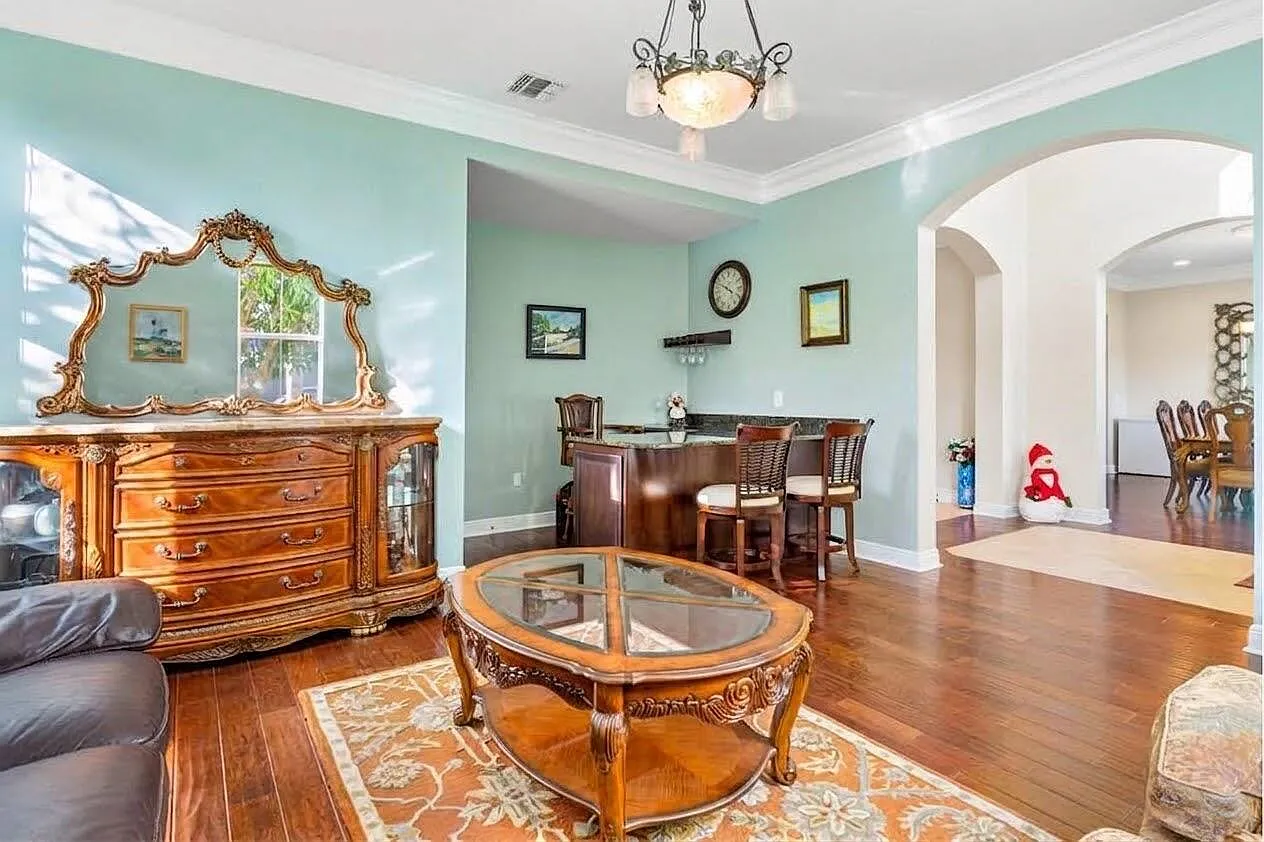 5 bed, 5.5 bath, 5338 sqft, $8,500 — Photo 2