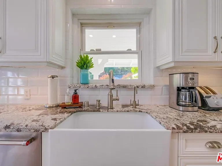 21447 Providencia St — Photo 34