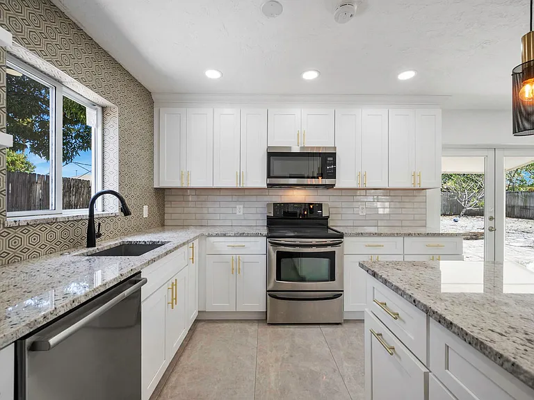 2100 N Seacrest Blvd — Photo 6