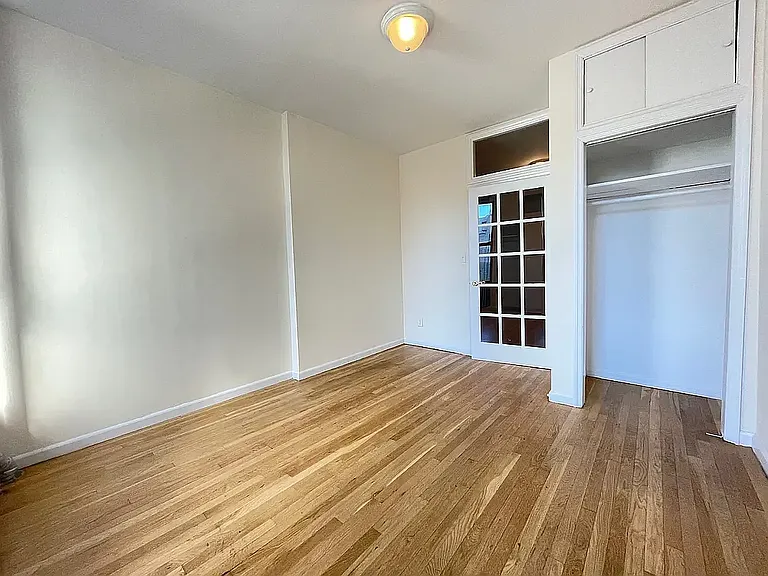 206 E 6th St #8 — Photo 3
