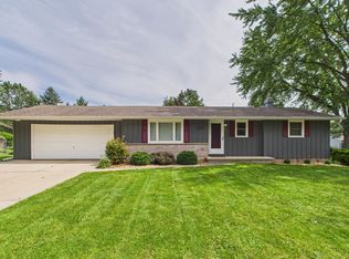 910 Velsen Rd, Green Bay, WI 54313