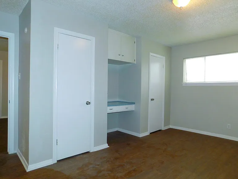 401 Betchan St #4A — Photo 9