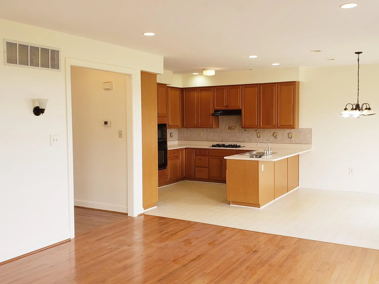 4 bed, 2.5 bath, 3206 sqft, $3,750 — Photo 3