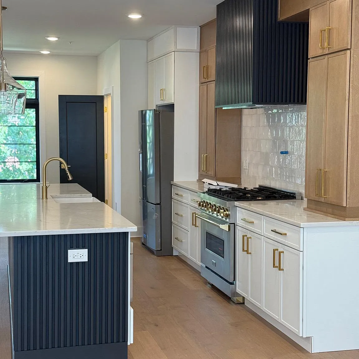 3 bed, 3.5 bath, 3000 sqft, $5,499 — Photo 2