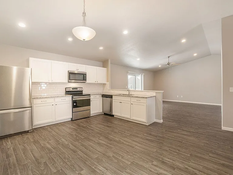 1335 Sturgeon Point — Photo 3