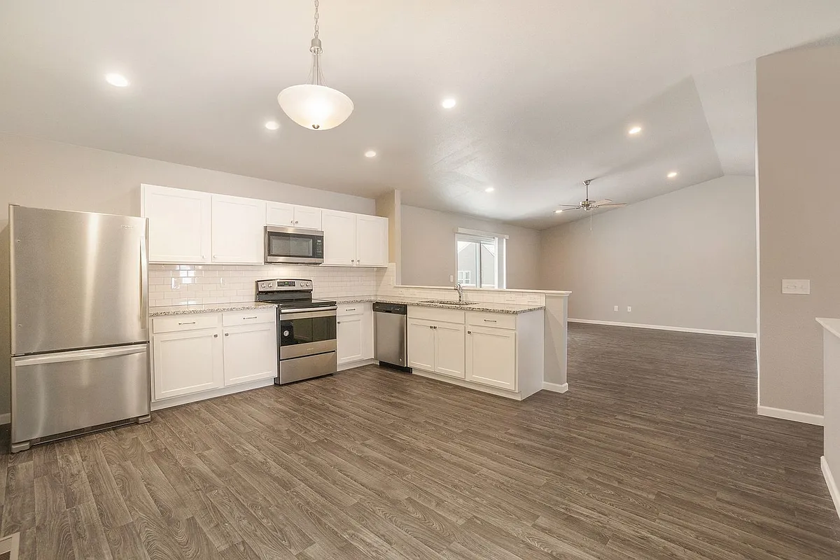 Building Photo - 4020 Sumner Dr