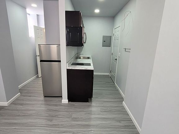 5th image of 427-429 W Queen Ln #427-3