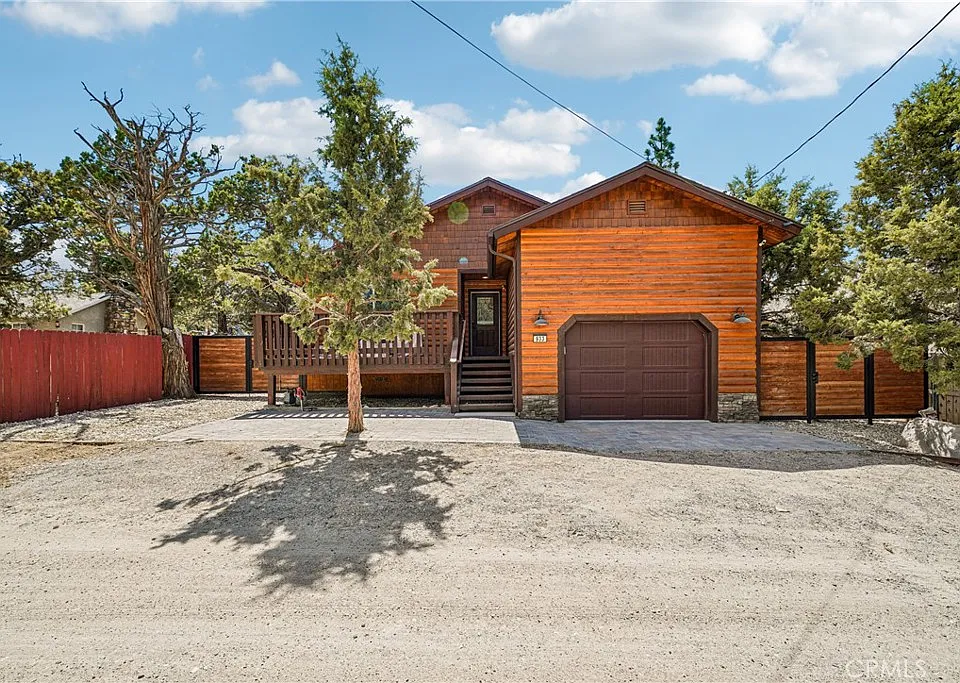 933 Spruce Ln