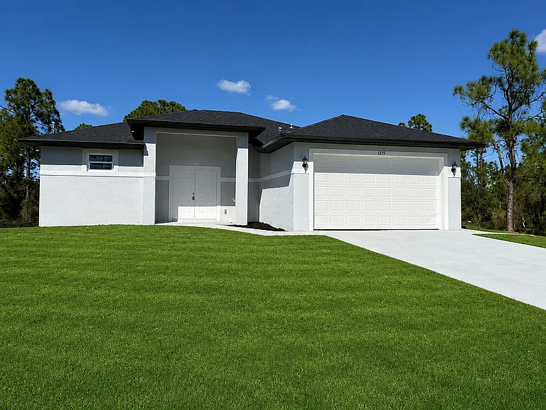 1115 Cove St E — Photo 2