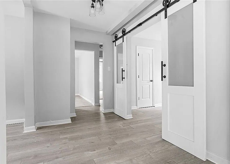 1st image of 922 Winton Ave #1