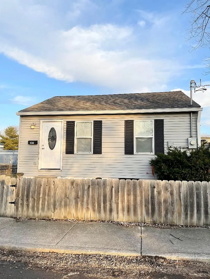 401 Spruce St photo 1