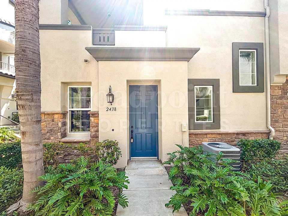 2438 Sentinel Ln