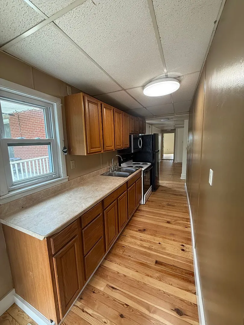 215 E King St — Photo 3