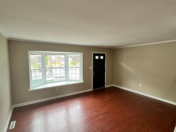 4th image of 40 Gilbert Ct