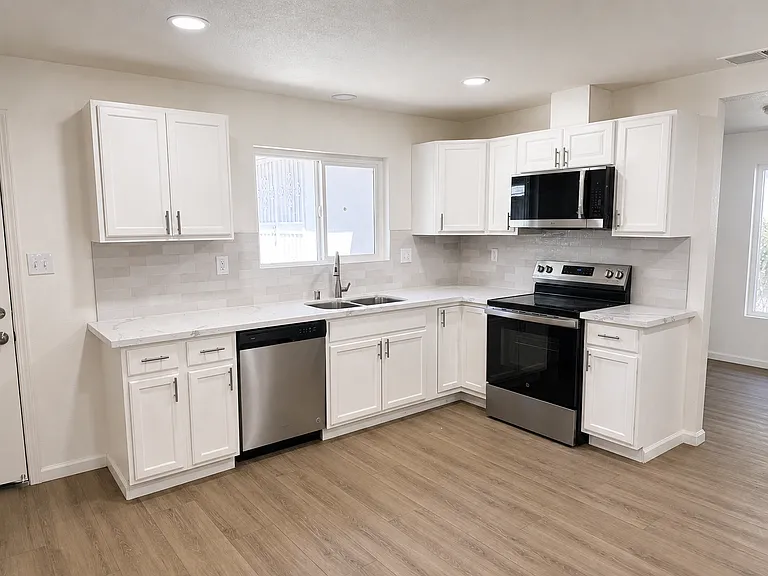 1021 E Cortland Ave — Photo 5