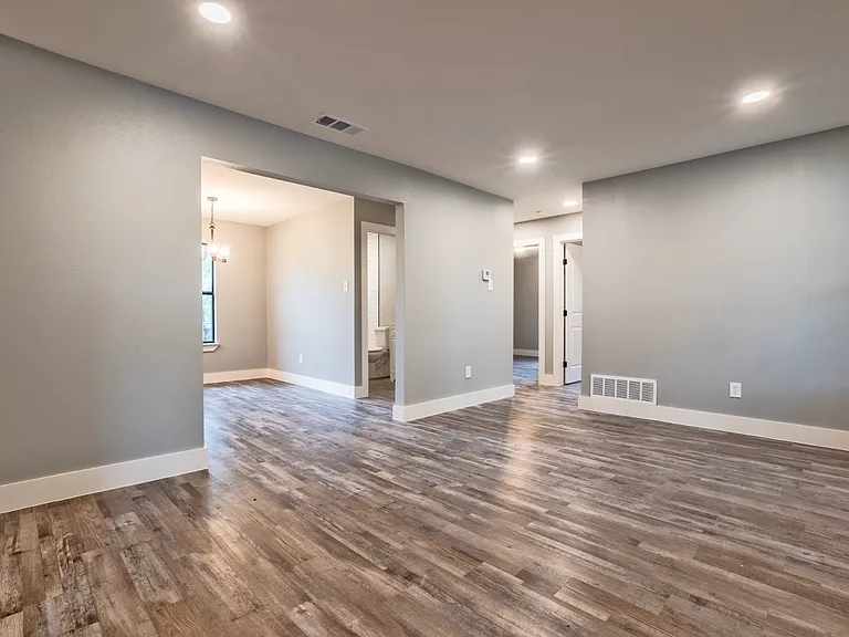 2423 Fenwick Dr — Photo 14