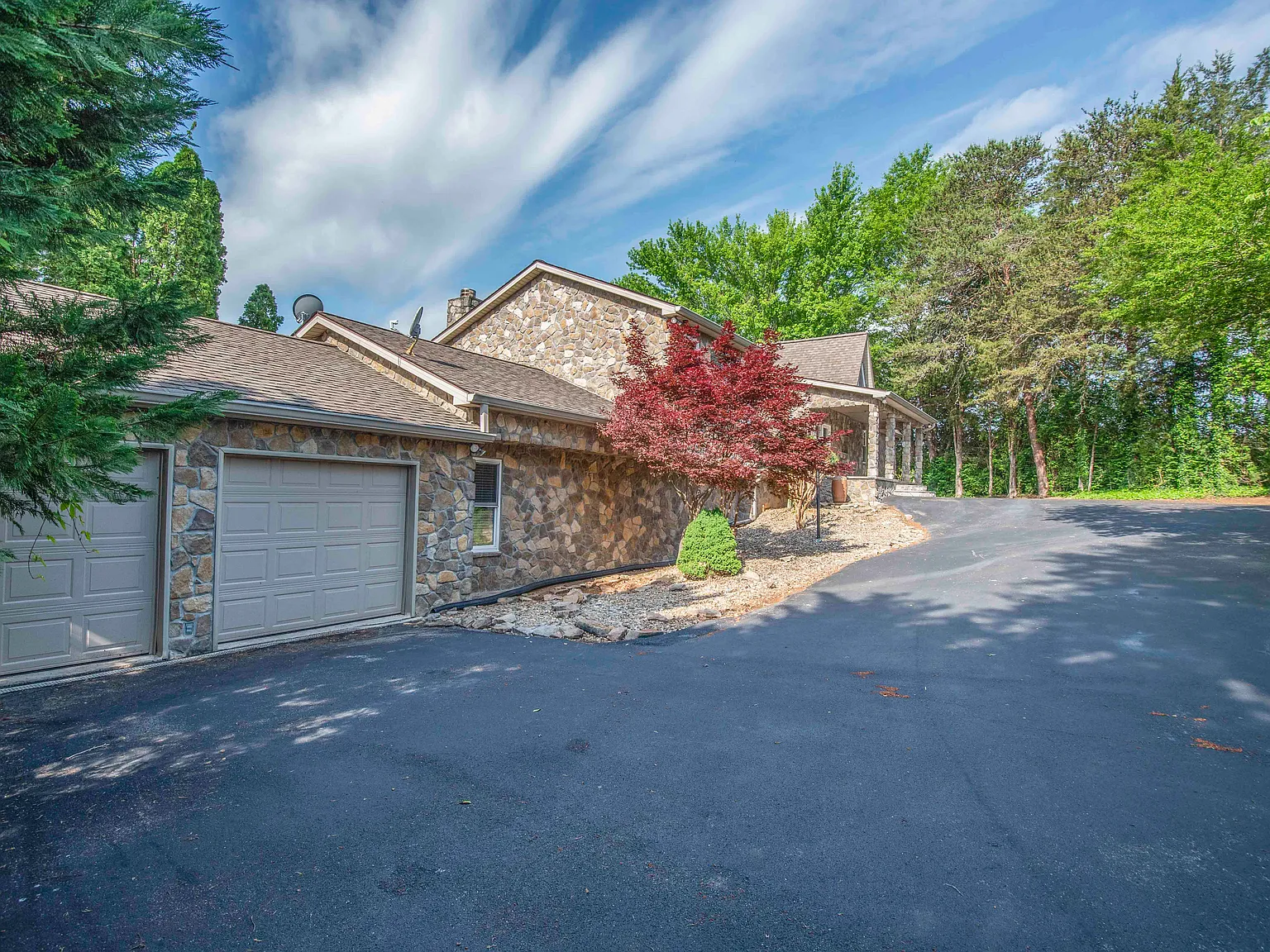 3 bed, 4272 sqft, $4,300 — Photo 4