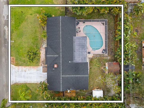 5th image of 392 NE Julia Ct