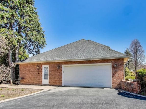 11 Camelot Dr, Oak Brook, IL 60523