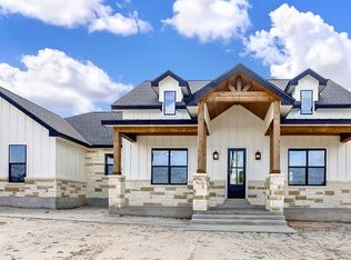 100 Hondo Rdg, La Vernia, TX 78121