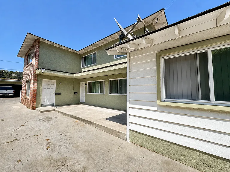 211 E Santa Paula St #B — Photo 2
