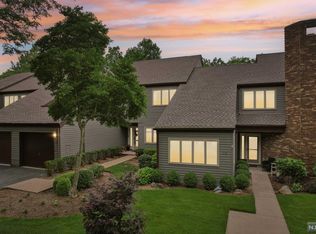 16 Romopock Ct, Mahwah, NJ 07430