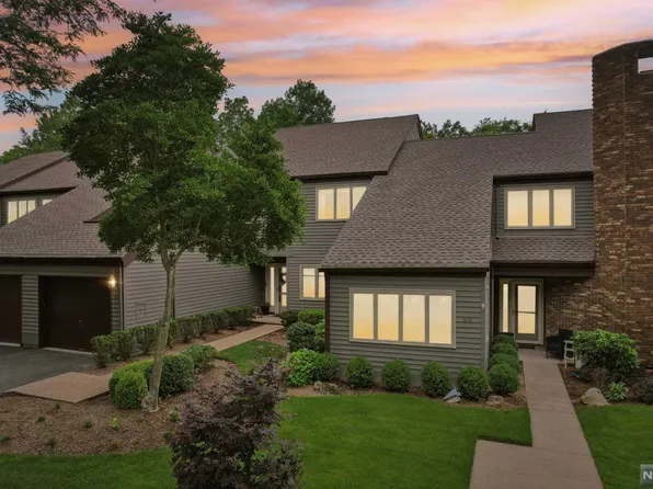 16 Romopock Ct, Mahwah, NJ 07430