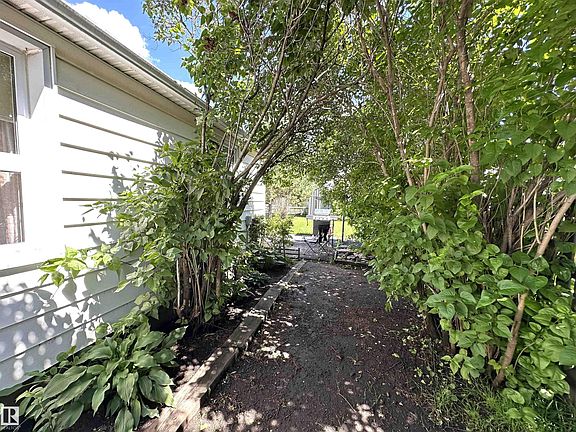 5th image of 825 2nd St